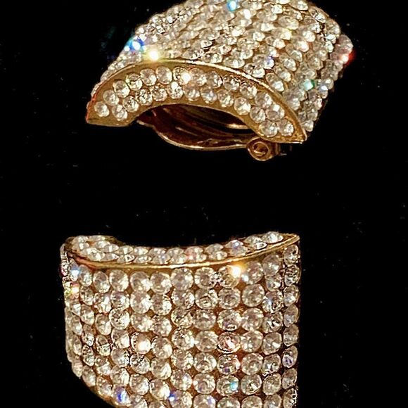 CRYSTAL GOLDTONE WEDGE CLIP EARRINGS RUNWAY WORTHY - Picture 1 of 7